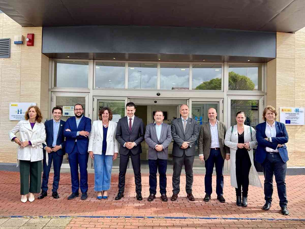 Muñiz (PSOE) recibe elogios del Ministro de Industria por su participación en proyectos de hidrógeno verde en Puertollano.