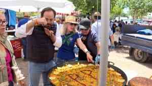 Núñez se impulsa en la primera semana de campaña gracias a la fuerza del cambio, disfrutando de paellas y de un baño de masas con Aznar.