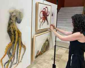 Esta tarde el colectivo Artfem ha abierto su Muestra de arte femenino con 87 piezas en el Centro Cultural de Puertollano