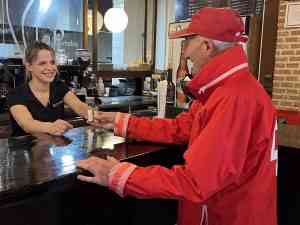 Cruz Roja Ciudad Real reparte monodosis de aceite en establecimientos hosteleros para sensibilizar sobre la diversidad