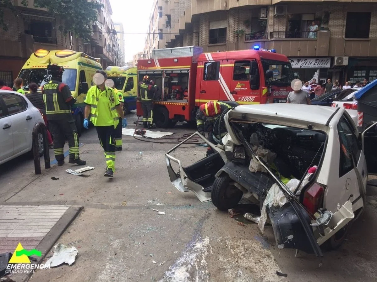 Cuatro personas resultan heridas luego de choque entre dos vehículos en Puertollano, Ciudad Real.
