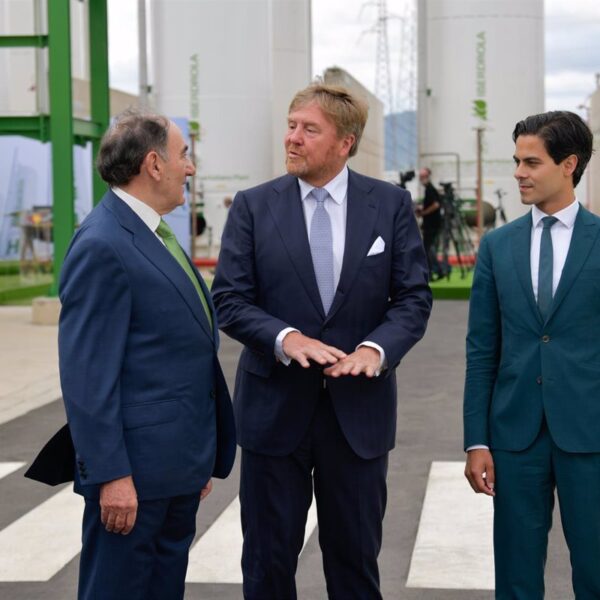 Iberdrola exhibe al rey de Países Bajos el poder del hidrógeno verde, que se transportará desde Rotterdam a nivel mundial