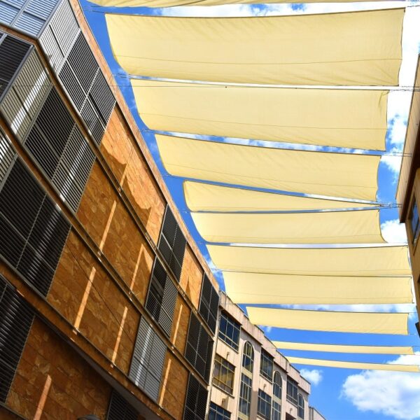 Colocados 1.827 m² de toldos en la calle Aduana de Puertollano para crear espacios de uso inclusivo y familiar