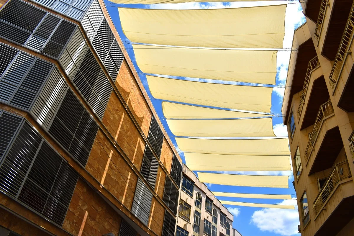 Colocados 1.827 m² de toldos en la calle Aduana de Puertollano para crear espacios de uso inclusivo y familiar