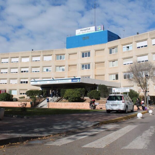 Una trabajadora de 61 años es trasladada al hospital después de que una losa de escayola caiga del techo en Puertollano.