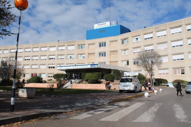 Una trabajadora de 61 años es trasladada al hospital después de que una losa de escayola caiga del techo en Puertollano.