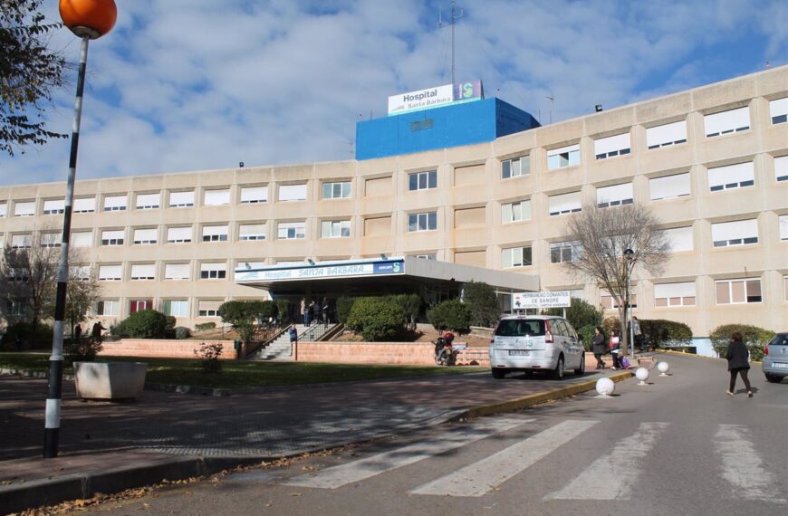 Una trabajadora de 61 años es trasladada al hospital después de que una losa de escayola caiga del techo en Puertollano.