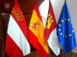 Ya ondea en la fachada del edificio consistorial la bandera del Ayuntamiento de Puertollano con las armas del escudo de la Casa de Austria