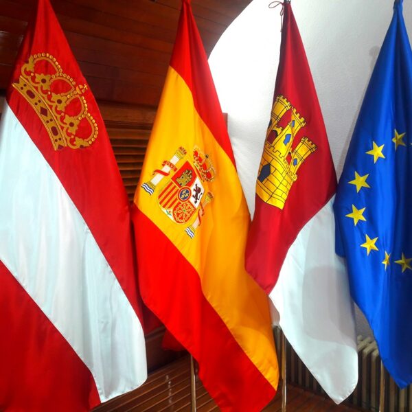 Ya ondea en la fachada del edificio consistorial la bandera del Ayuntamiento de Puertollano con las armas del escudo de la Casa de Austria