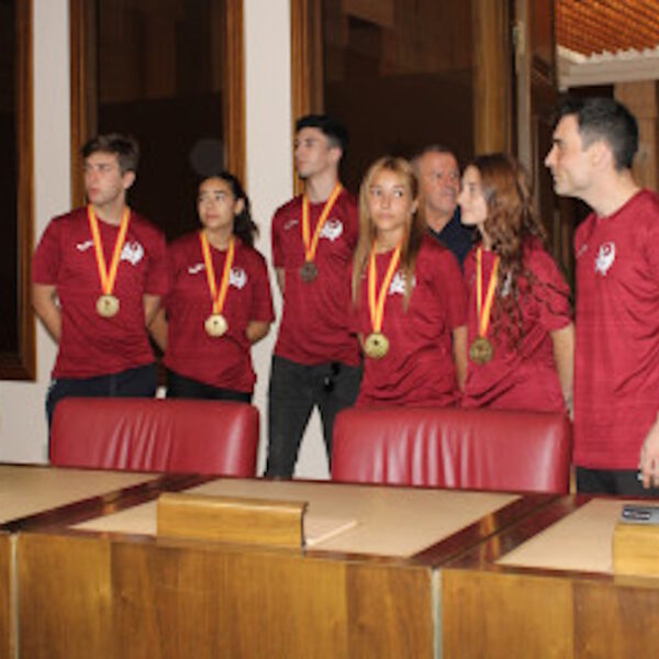 Los triunfadores deportistas y el entrenador del Club Wushu Dàxué visitaron el Ayuntamiento de Albacete