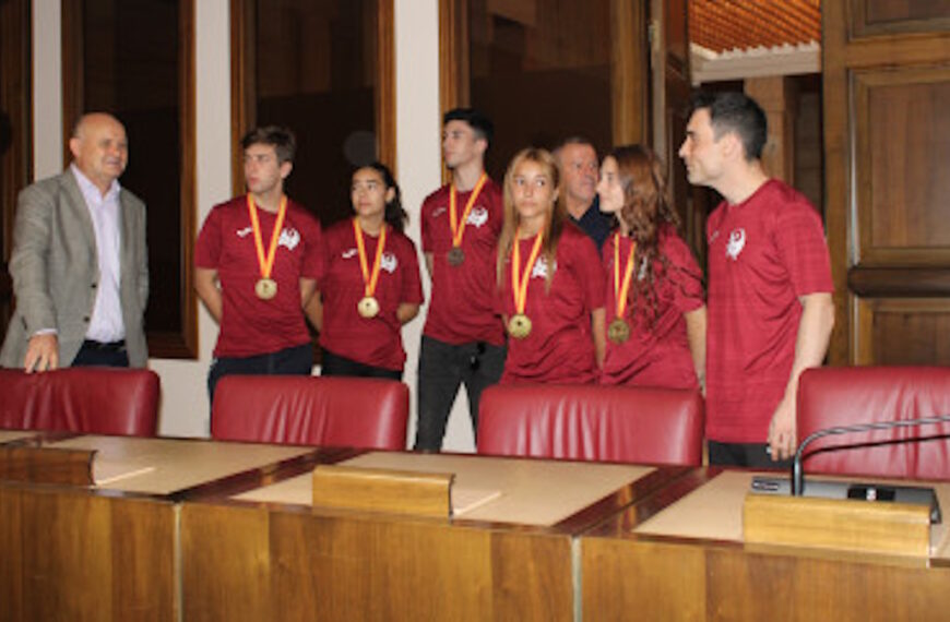 Los triunfadores deportistas y el entrenador del Club Wushu Dàxué visitaron el Ayuntamiento de Albacete