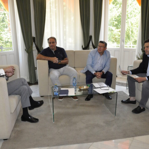 Valverde y la diputación apoyan el proyecto de Fertiberia de una nueva planta de hidrógeno renovable en Puertollano