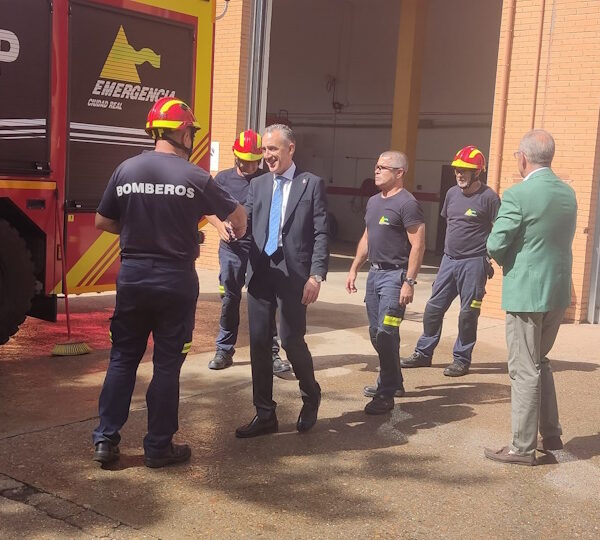El alcalde de Puertollano visitó el parque de bomberos para conocer las instalaciones y los medios profesionales y humanos