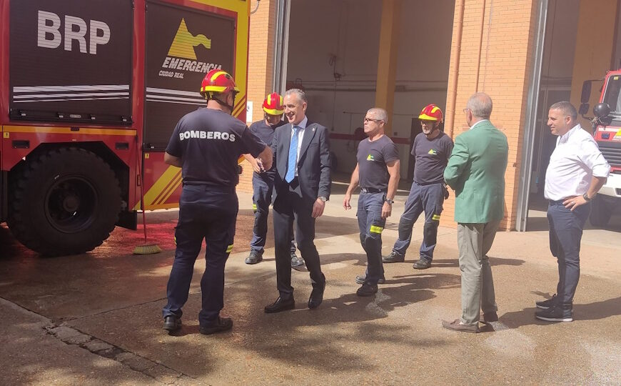 El alcalde de Puertollano visitó el parque de bomberos para conocer las instalaciones y los medios profesionales y humanos