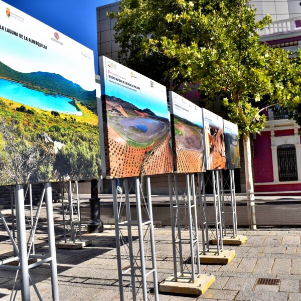 Exposición itinerante de los geositios del Geoparque “Volcanes de Calatrava” en la plaza de la Constitución de Puertollano