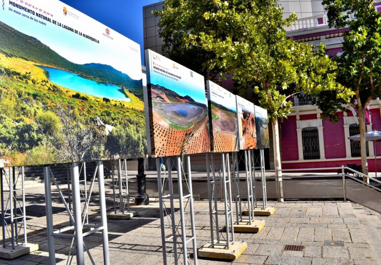 Exposición itinerante de los geositios del Geoparque “Volcanes de Calatrava” en la plaza de la Constitución de Puertollano