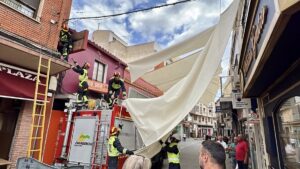 Ayuntamiento de Puertollano solicita retirada de toldos vela por fallos de sujeción y caída de losetas de fachadas