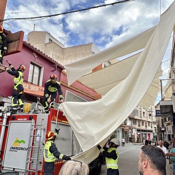 Ayuntamiento de Puertollano solicita retirada de toldos vela por fallos de sujeción y caída de losetas de fachadas