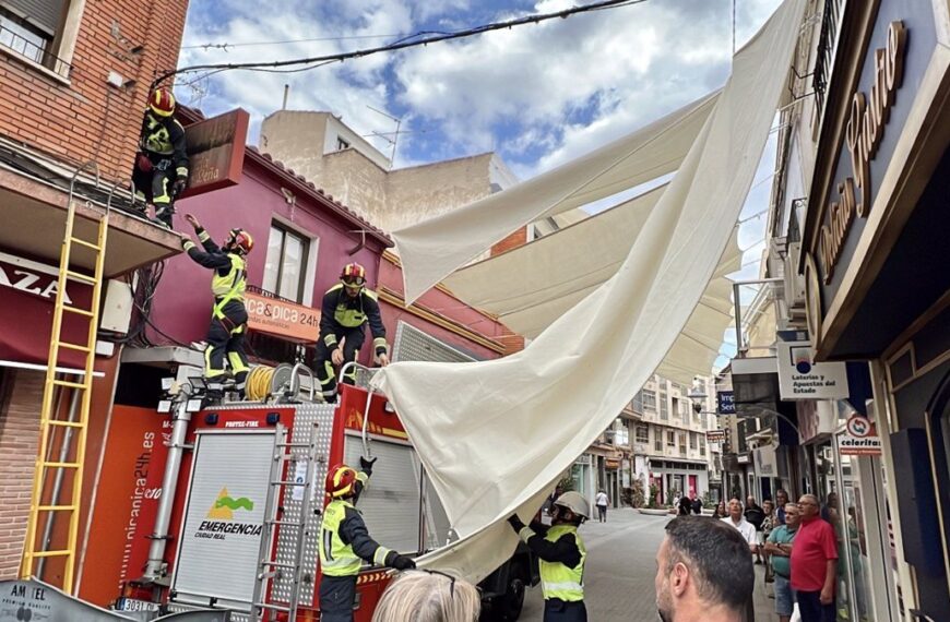 Ayuntamiento de Puertollano solicita retirada de toldos vela por fallos de sujeción y caída de losetas de fachadas