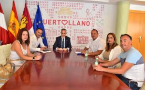 La nueva directiva del Club Natación Puertollano ha dado a conocer al alcalde la agenda deportiva de la nueva temporada