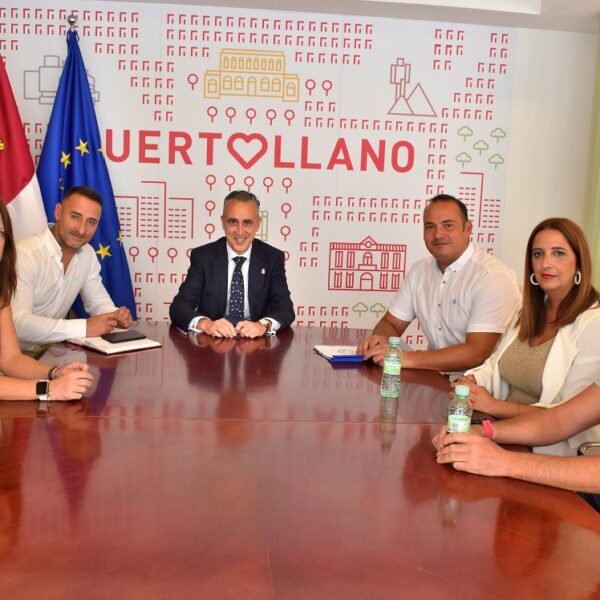 La nueva directiva del Club Natación Puertollano ha dado a conocer al alcalde la agenda deportiva de la nueva temporada