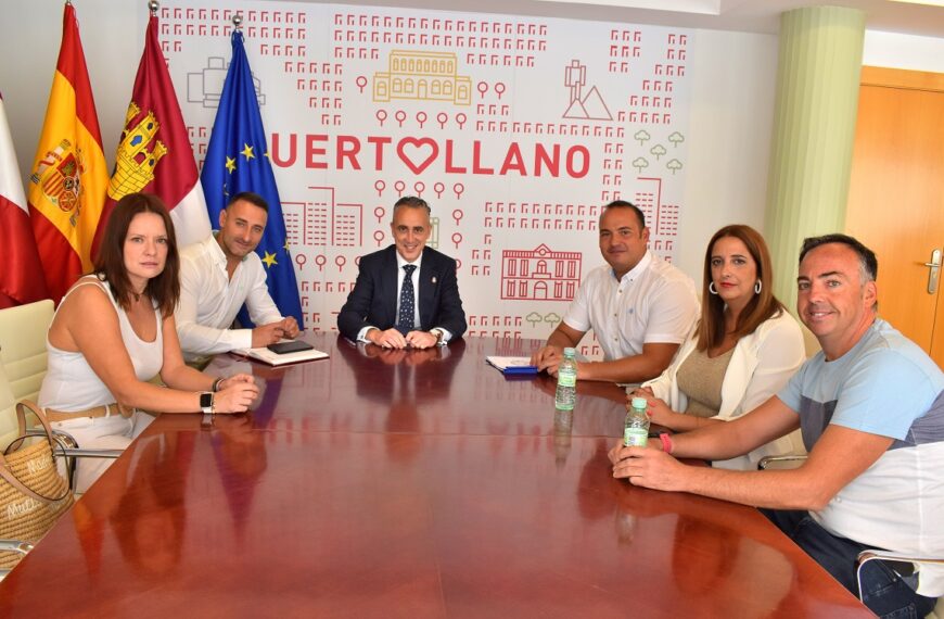 La nueva directiva del Club Natación Puertollano ha dado a conocer al alcalde la agenda deportiva de la nueva temporada