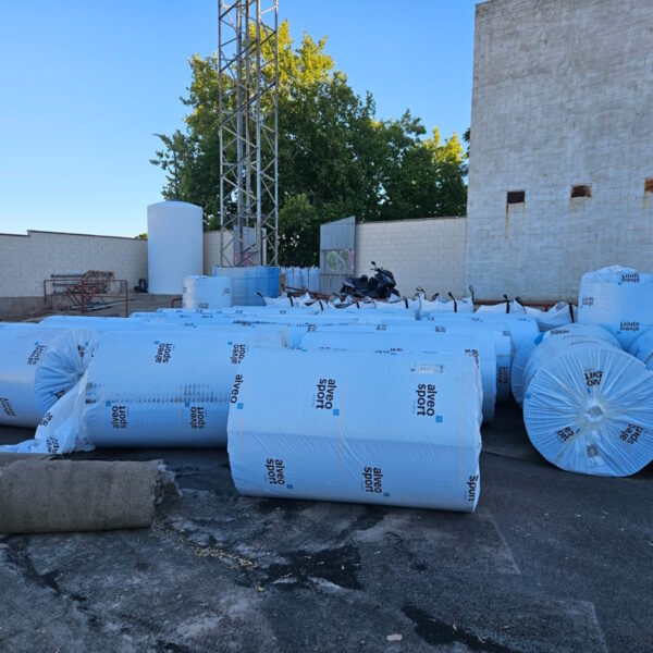 Retoman  los trabajos de renovación del césped artificial y sub-base de los campos anexos al estadio Sánchez Menor de Puertollano