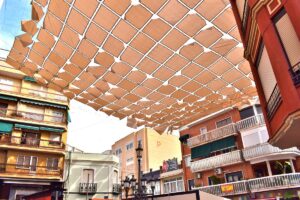 Desmontaje de los últimos toldos por los bomberos mientras se elabora un «proyecto serio» para una instalación más segura