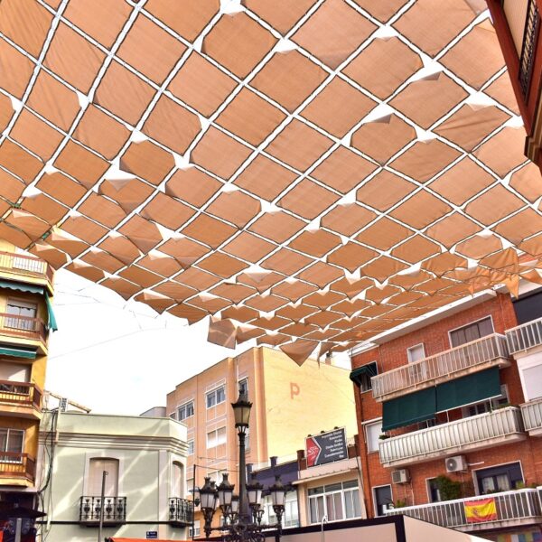 Desmontaje de los últimos toldos por los bomberos mientras se elabora un «proyecto serio» para una instalación más segura