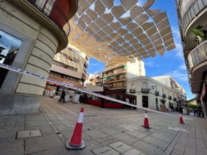 Desmonte de toldos en Puertollano debido al incumplimiento de contrato por parte de la empresa adjudicataria.