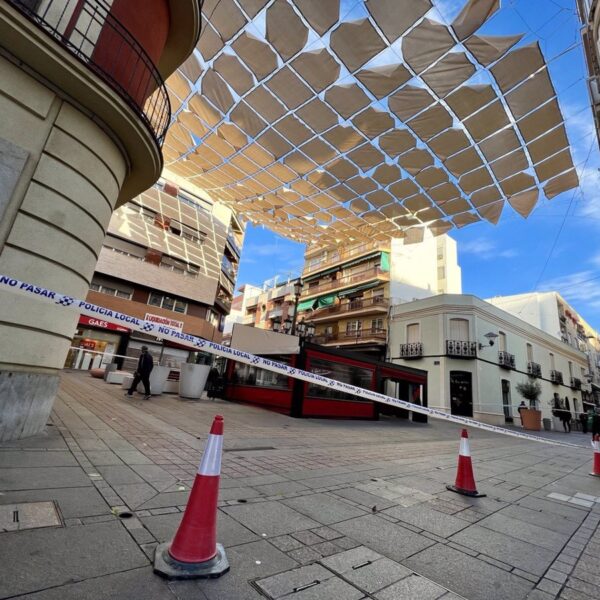 Desmonte de toldos en Puertollano debido al incumplimiento de contrato por parte de la empresa adjudicataria.