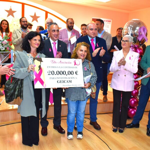 El alcalde elogia el trabajo de Santa Águeda contra el cáncer de mama