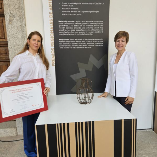 Felicidades a Mª de los Angeles Delgado, premiada en FERCAMA por Inmaculada Amaro