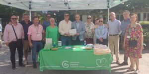 La Asociación contra el Cáncer recibe la aportación municipal de manos del alcalde