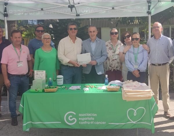 La Asociación contra el Cáncer recibe la aportación municipal de manos del alcalde