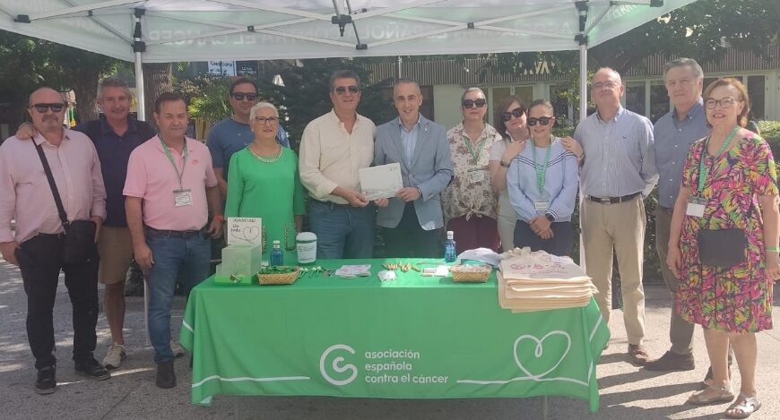 La Asociación contra el Cáncer recibe la aportación municipal de manos del alcalde