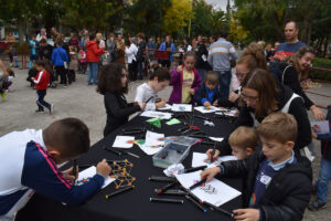La asociación Meraki enseña matemáticas a los niños de forma divertida en las calles