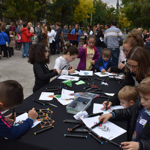 La asociación Meraki enseña matemáticas a los niños de forma divertida en las calles