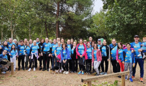 La espondilitis llena de color azul de vida la carrera en el parque del Pozo Norte
