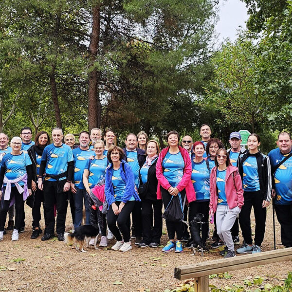 La espondilitis llena de color azul de vida la carrera en el parque del Pozo Norte