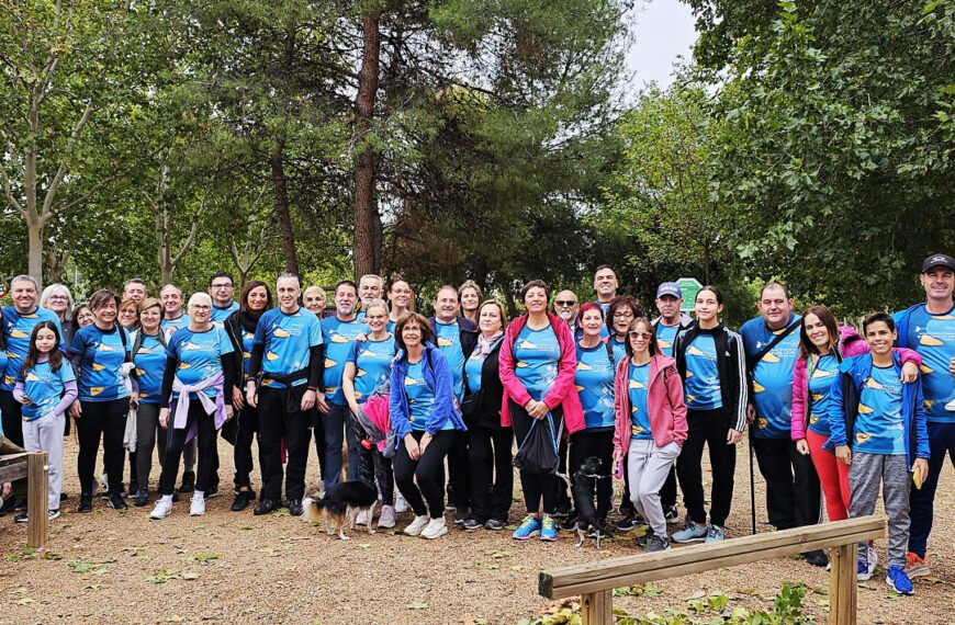 La espondilitis llena de color azul de vida la carrera en el parque del Pozo Norte