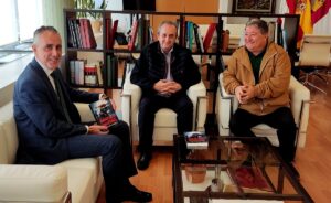 Manuel Tabas presenta su más reciente libro al alcalde: «La bestia que habita en mí y otras historias de fantasía»