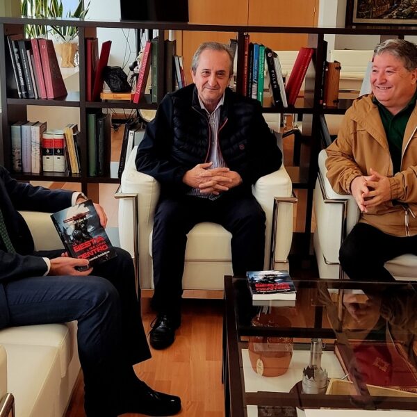 Manuel Tabas presenta su más reciente libro al alcalde: «La bestia que habita en mí y otras historias de fantasía»