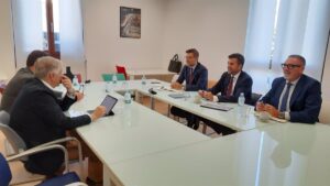 Renfe se reúne con asociaciones y clientes para mejorar el servicio Avant en Madrid-Toledo/Ciudad Real-Puertollano y amplía la conexión con Andalucía y Cataluña.