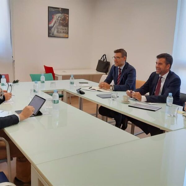 Renfe se reúne con asociaciones y clientes para mejorar el servicio Avant en Madrid-Toledo/Ciudad Real-Puertollano y amplía la conexión con Andalucía y Cataluña.