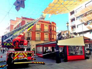 Retiran los bomberos el toldo más grande de la Plaza Villarreal