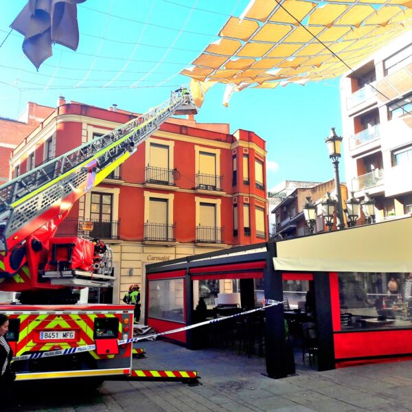 Retiran los bomberos el toldo más grande de la Plaza Villarreal