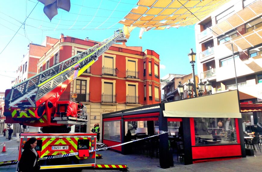 Retiran los bomberos el toldo más grande de la Plaza Villarreal