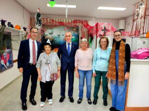 Visita de Miguel Ángel Ruiz a la festividad infantil de Halloween en la barriada Libertad
