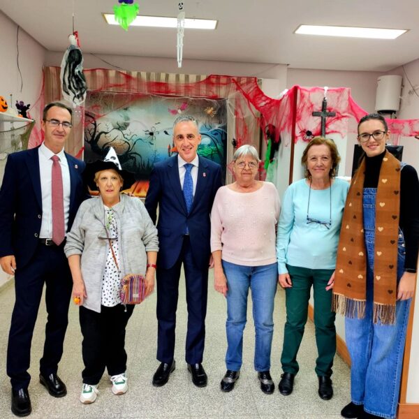 Visita de Miguel Ángel Ruiz a la festividad infantil de Halloween en la barriada Libertad